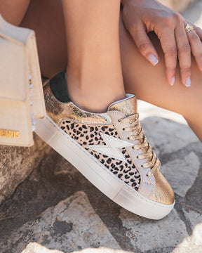 Zapatillas leopardo mujer con detalles dorados y cordones - Chrysta - Casualmode.es