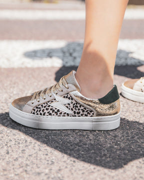 Zapatillas leopardo mujer con detalles dorados y cordones - Chrysta - Casualmode.es