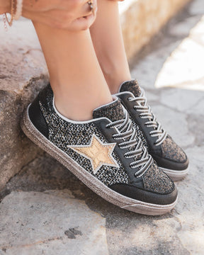 Zapatillas negras mujer con estrella y cordones  - Élise - Casualmode.es