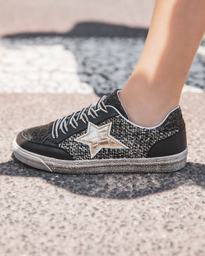 Zapatillas negras mujer con estrella y cordones  - Élise - Casualmode.es