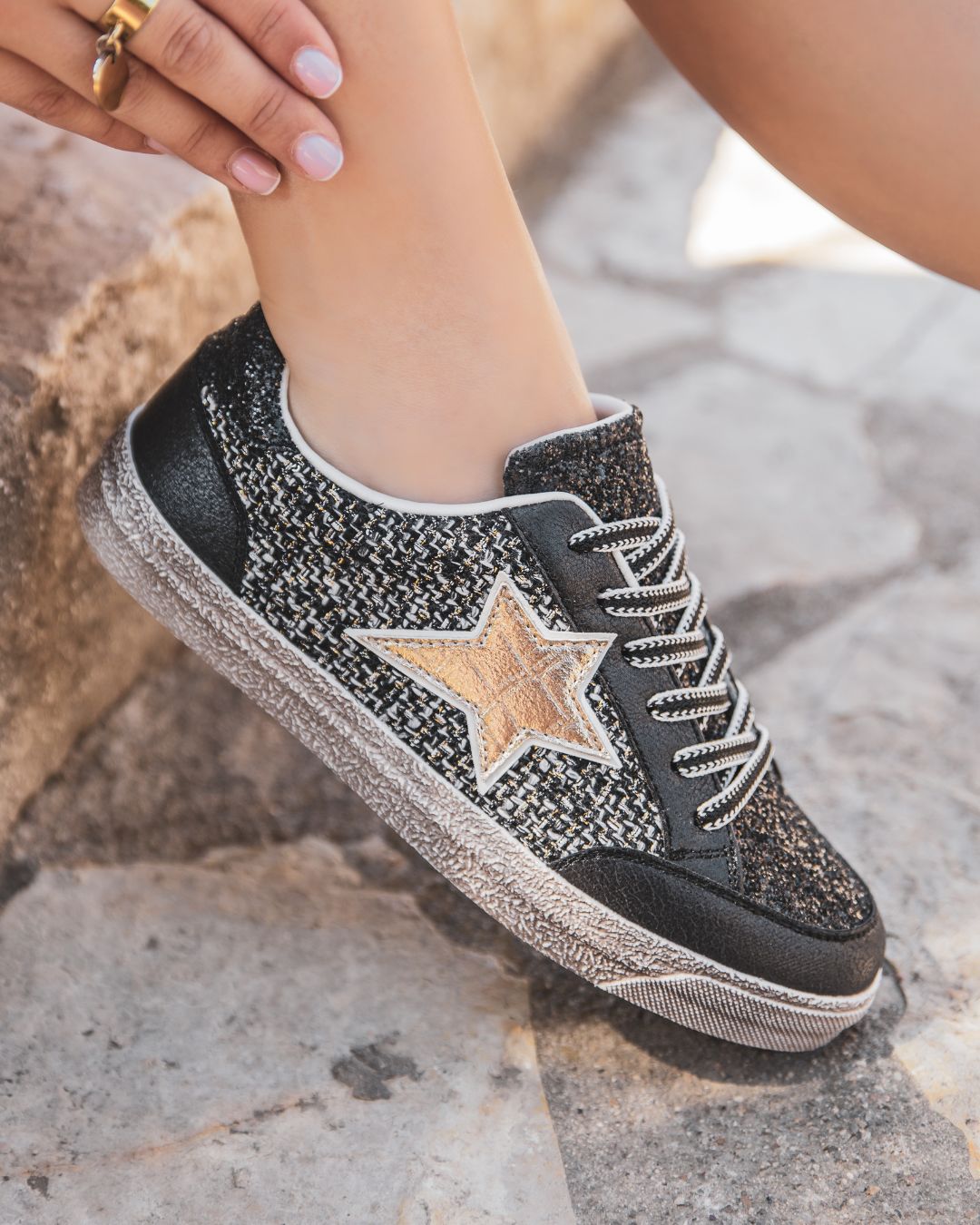 Zapatillas negras mujer con estrella y cordones  - Élise - Casualmode.es