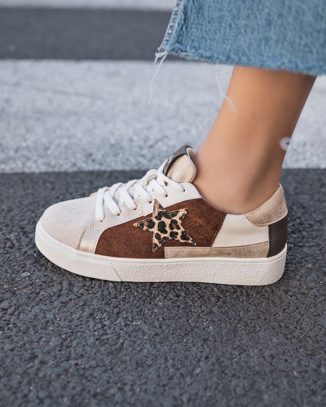 Zapatillas marrones mujer con estrella y cordones - Josie - Casualmode.es