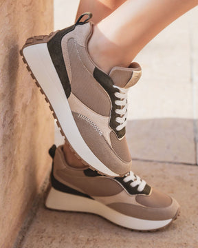 Zapatillas taupe mujer con suela gruesa y cordones - Hannah - Casualmode.es