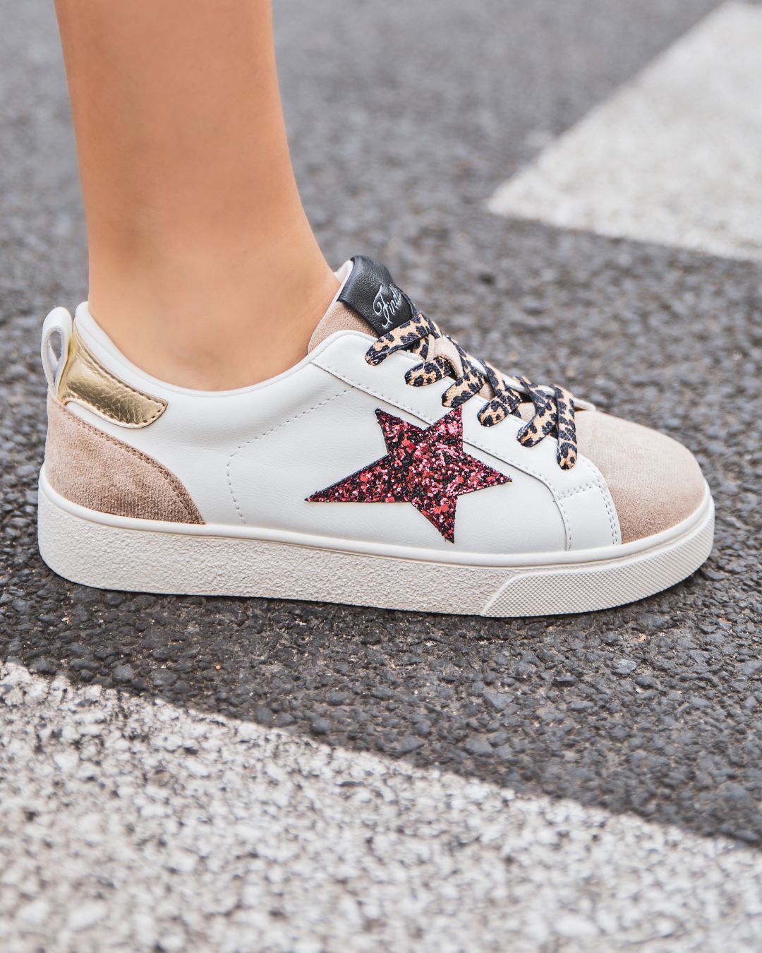 Zapatillas blancas mujer con estrella y cordones - Ingrid - Casualmode.es