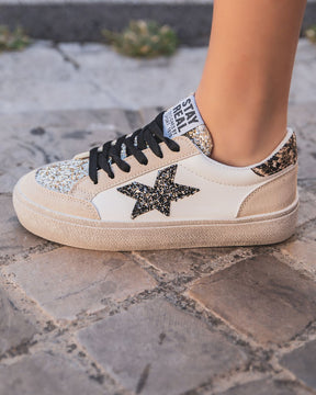 Zapatillas blancas mujer con estrella negra - Mélanie - Casualmode.es