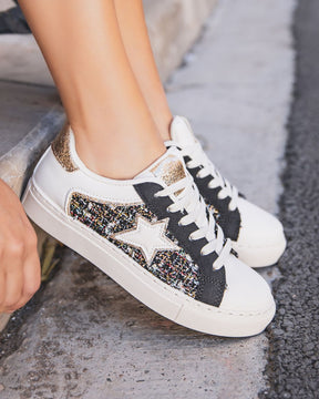 Zapatillas negras mujer con estrella blanca y cordones - Abril - Casualmode.es