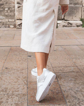 Zapatillas de mujer blancas y plateadas con cordones - Lina - Casualmode.es