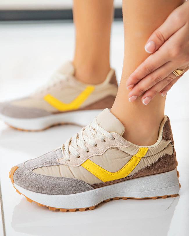 Zapatillas deportivas de mujer en color beige con cordones - Giorgia - Casualmode.es