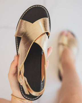 Sandalia plana de mujer en color dorado - Danika - Casualmode.es