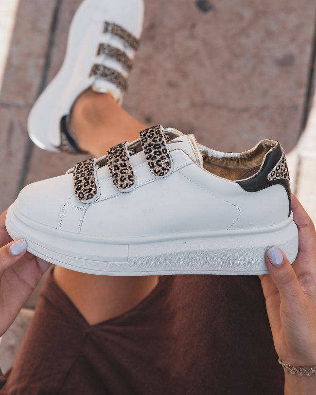 Zapatillas de mujer blancas con cierre de velcro - CL24 LEO - Casualmode.es