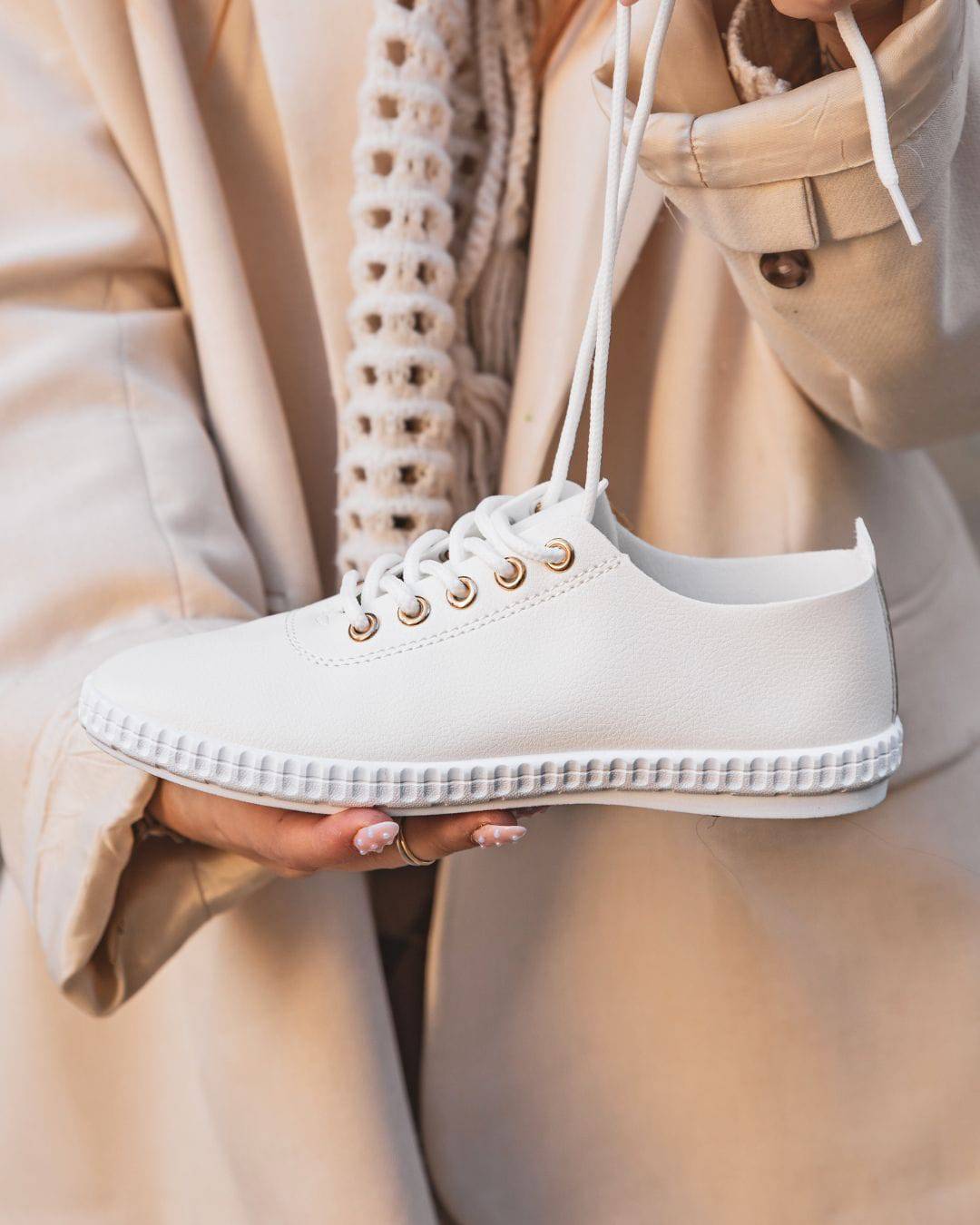 Zapatillas de lona blancas y doradas con cordones para mujer - Heidi - Casualmode.es