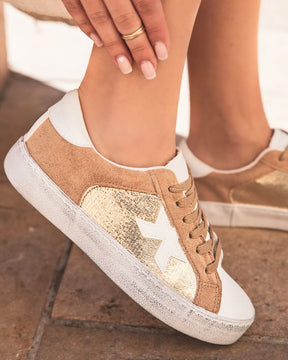 Zapatillas de mujer con cordones estrella dorada y camel - Stella - Casualmode.es