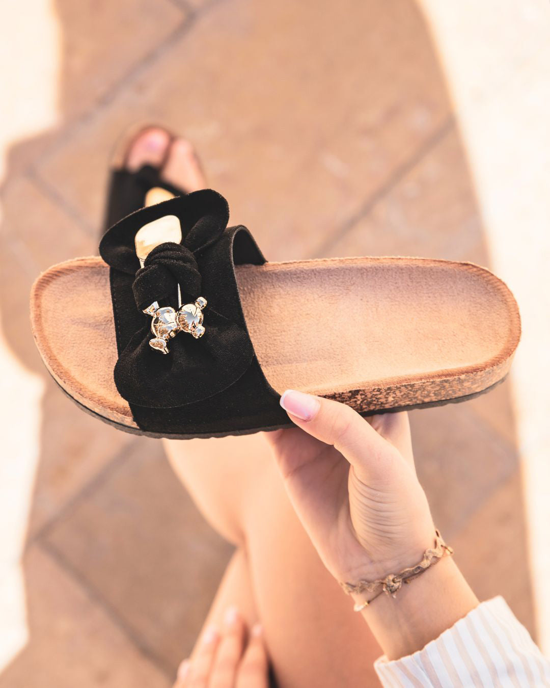 Sandalia plana estilo mule de confort en negro para mujer - Luce - Casualmode.es