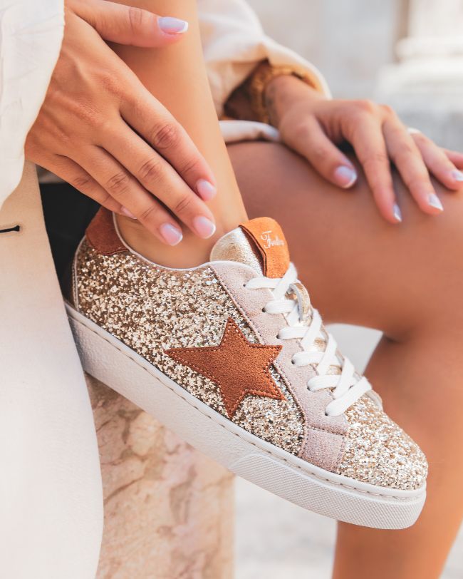 Zapatillas de mujer doradas con estrella y cordones - Félicie - Casualmode.es