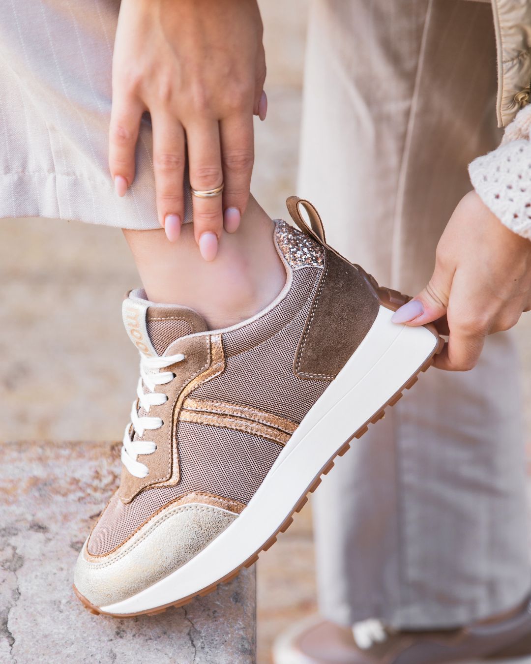 Zapatillas de mujer camel con cordones Angelina