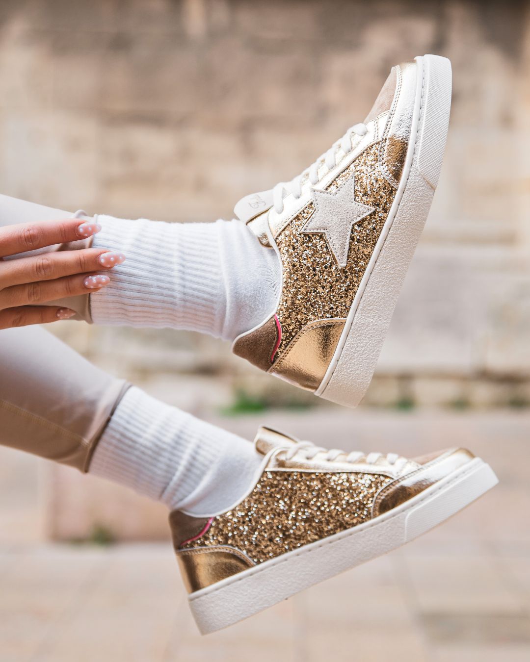 Zapatillas de mujer con estrella dorada y cordones - Maya - Casualmode.es