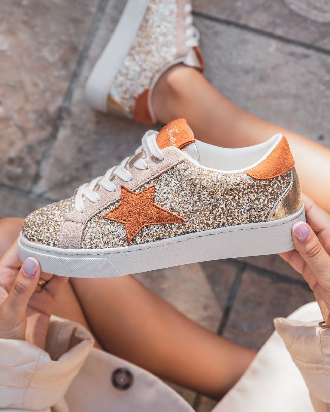 Zapatillas de mujer doradas con estrella y cordones - Félicie - Casualmode.es