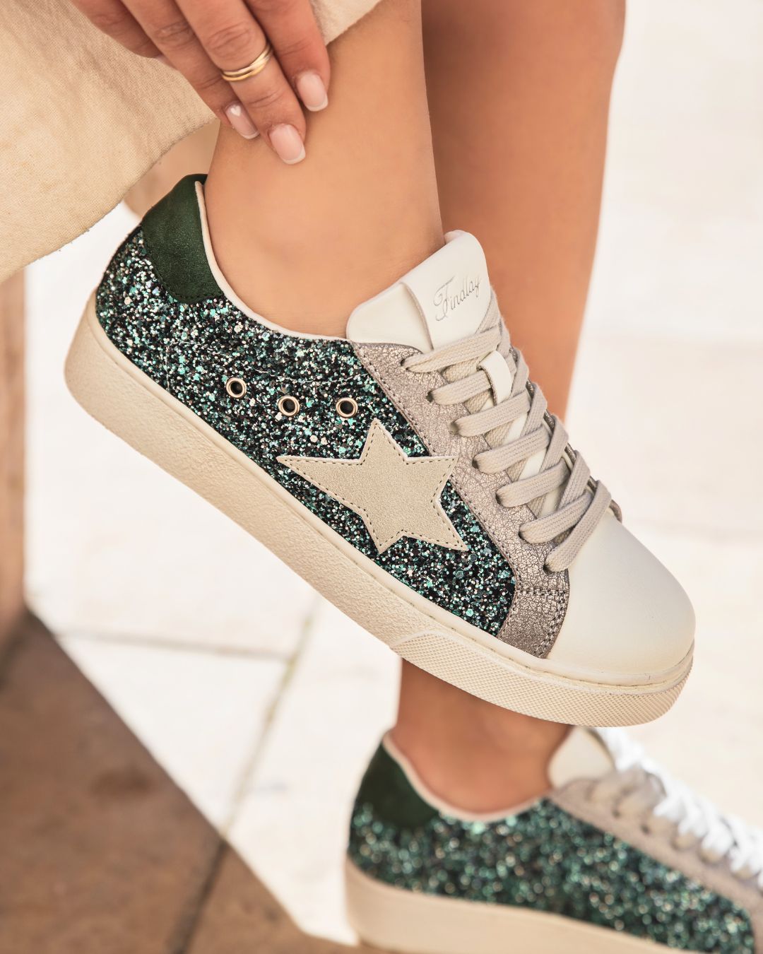 Zapatillas de mujer con estrella en color caqui con cordones - Chloé - Casualmode.es