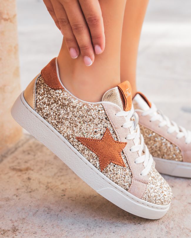 Zapatillas de mujer doradas con estrella y cordones - Félicie - Casualmode.es